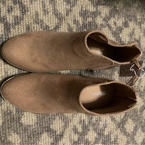 Old navy girls boots- Color is a light pink/mauve.